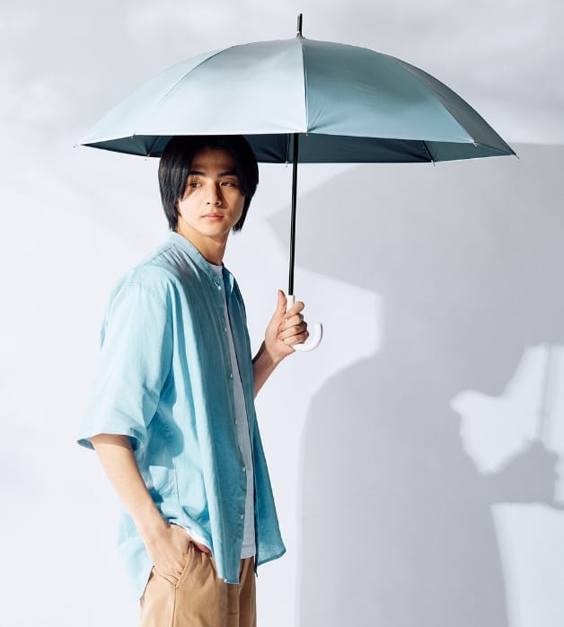 傘を持った男性の画像