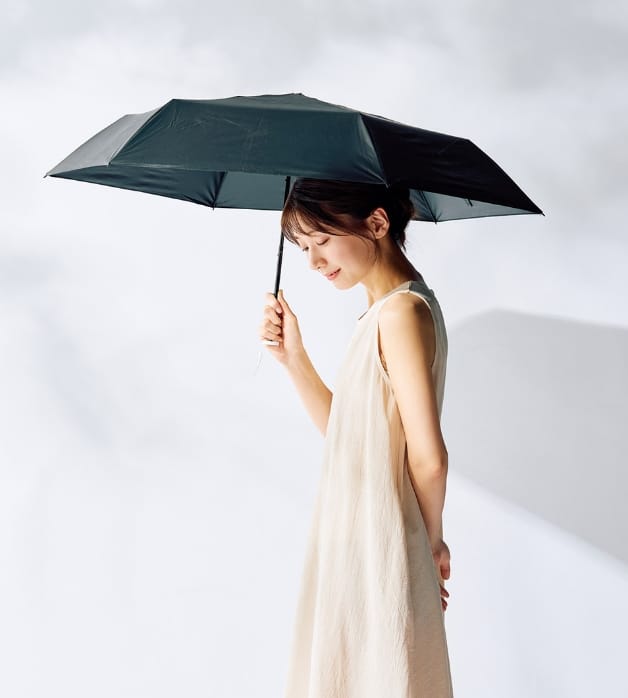 傘を持った女性の画像