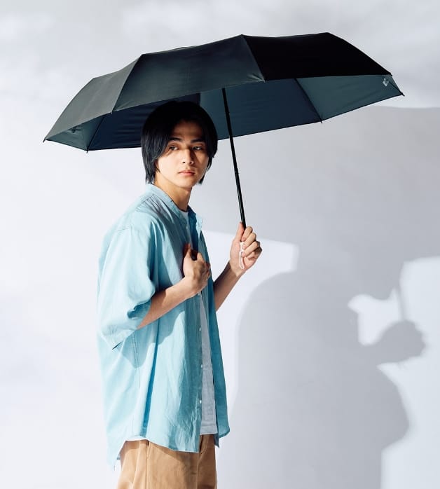傘を持った男性の画像