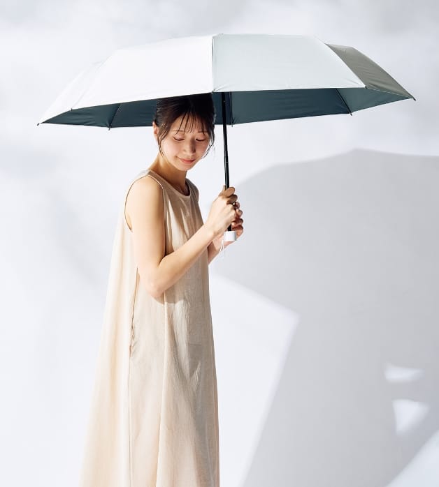 傘を持った女性の画像