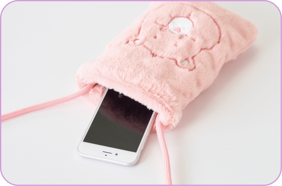 スマートフォンやお財布、鍵など必要最低限のものをスマートに持ち運びたい時に大活躍。